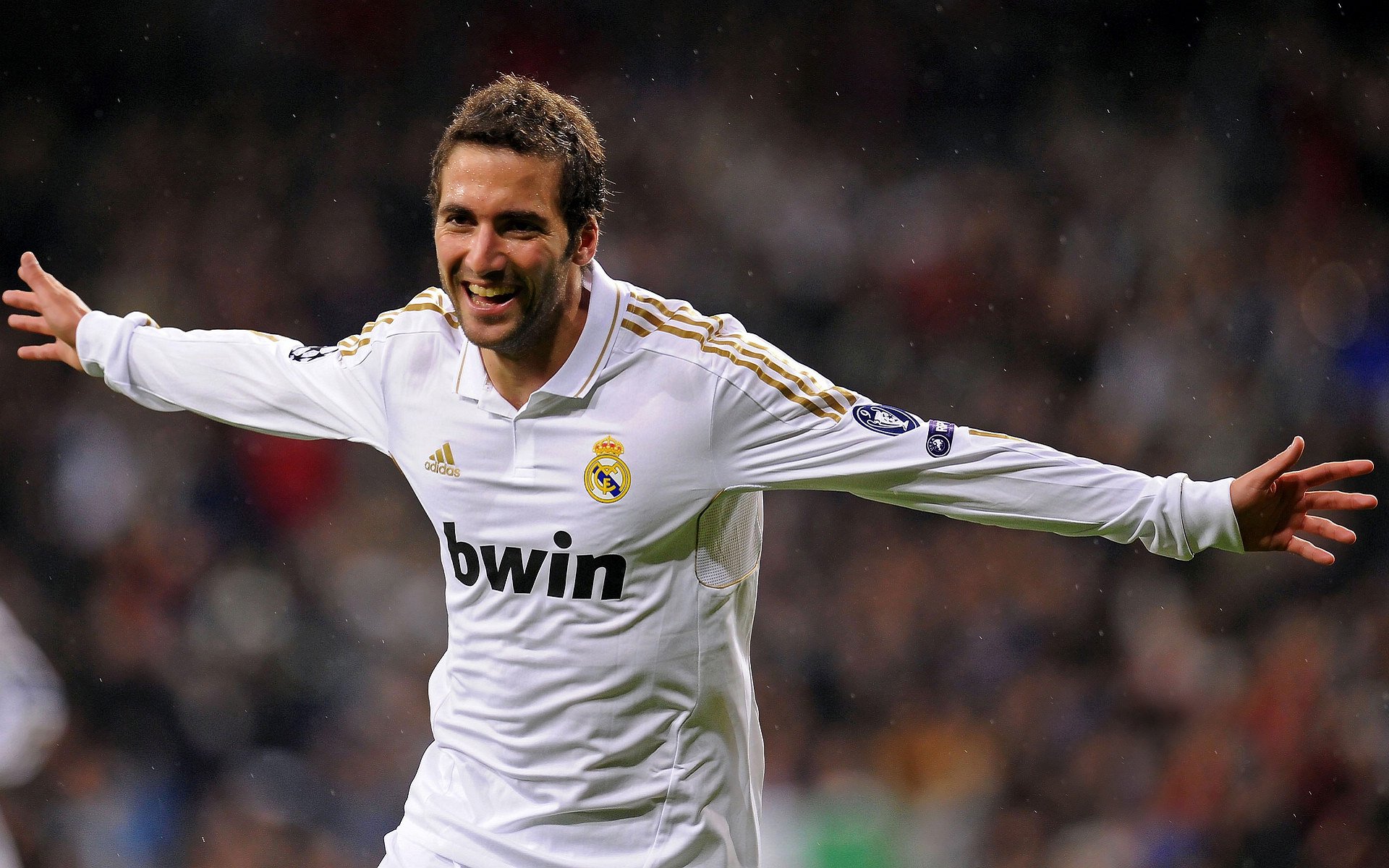 开云-AC米兰客场大胜罗马，伊布拉希莫维梅开二度，ac米兰与伊布续约至2021年