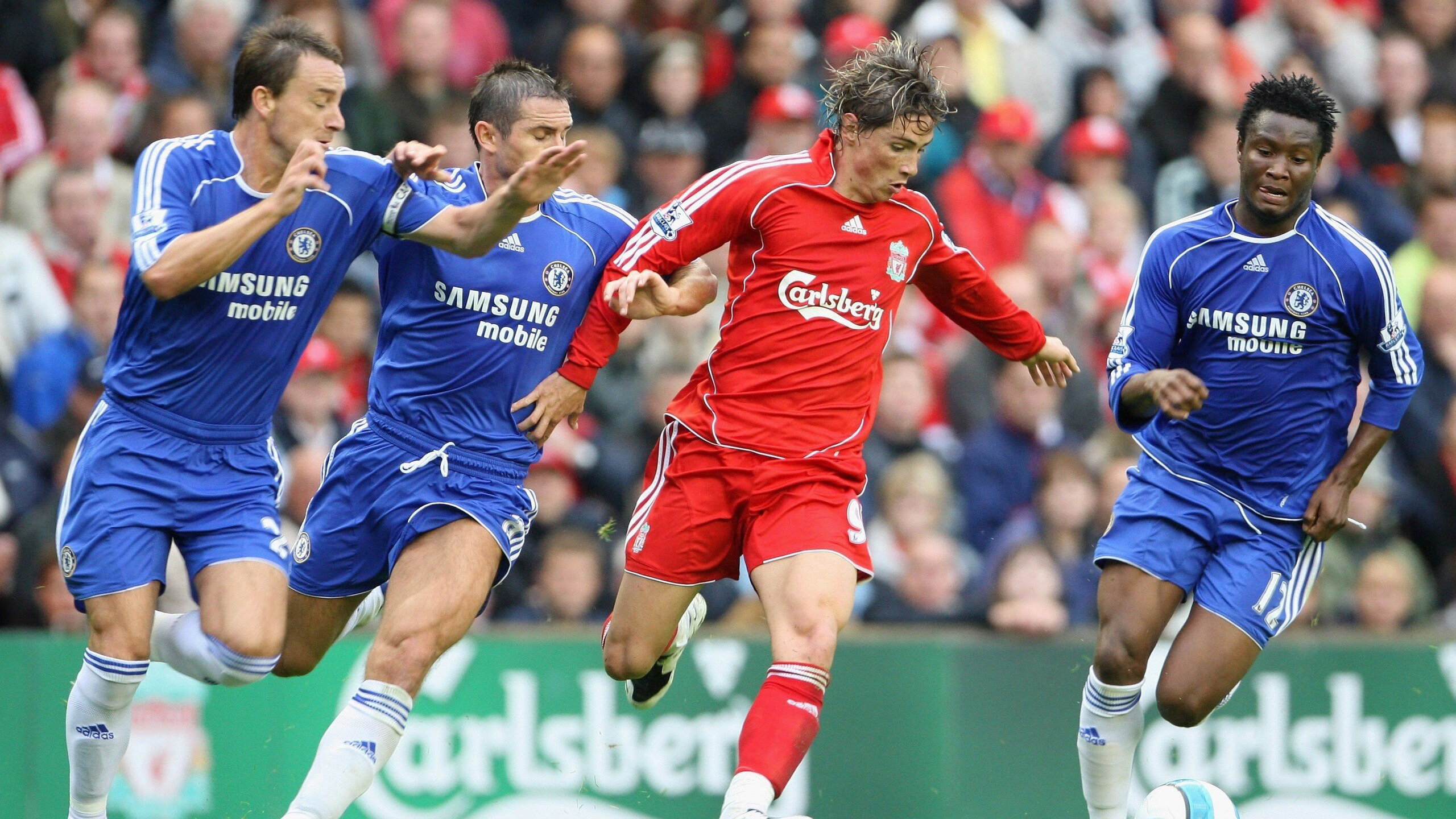 力量的对决：两支顶级球队在比赛中火拼，力量的差距